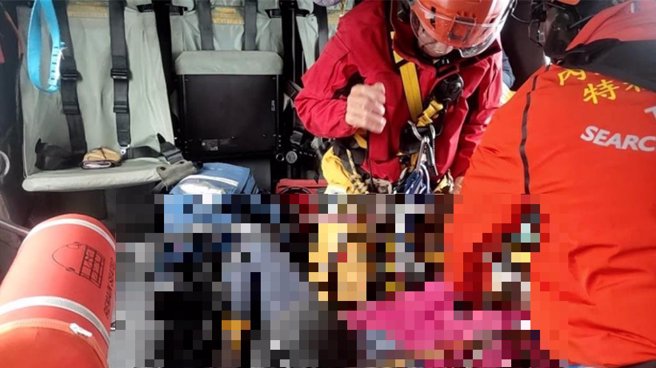 2名女登山客今天爬花蓮縣轆轆山東峰時不慎摔落，空中勤務總隊台東豐年機場駐地勤務第3大隊第3隊以鷹直升機吊掛後送醫院救治。（空勤總隊勤務第3大隊第3隊提供／蔡旻妤台東傳真）