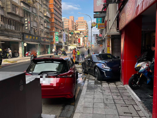 今15日下午15時許，新北市板橋區長江路2段發生一起離奇車禍。（圖／警方提供）