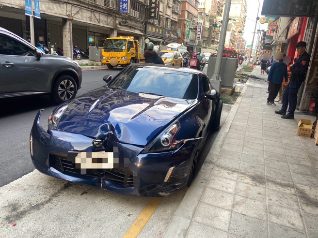 今15日下午15時許，新北市板橋區長江路2段發生一起離奇車禍。（圖／警方提供）