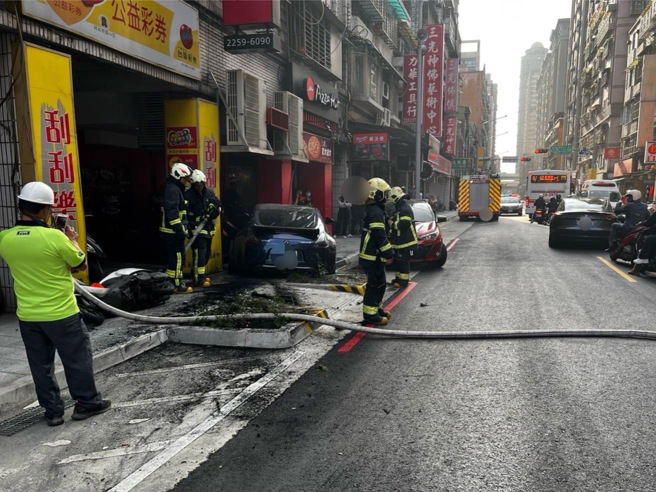 今15日下午15時許，新北市板橋區長江路2段發生一起離奇車禍。（圖／警方提供）