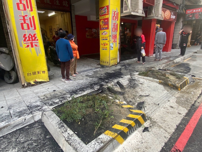 今15日下午15時許，新北市板橋區長江路2段發生一起離奇車禍。（圖／警方提供）