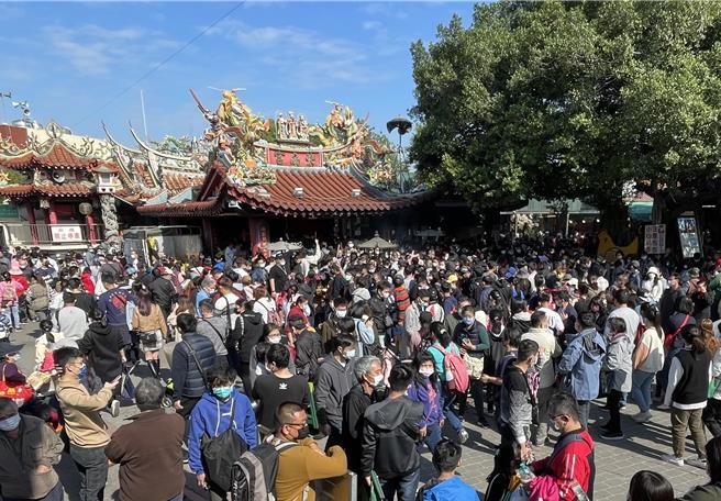 南投县竹山紫南宫以借还发财金闻名，今年8日至14日春节7天连假期间约百万信眾来参香。（杨静茹摄）