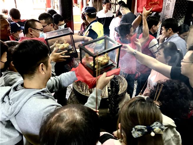 竹山紫南宫估算，春节7天连假拜拜求平安的信眾超过百万人次，借出发财金逾千万元，功德金也超过千万元。（杨静茹摄）