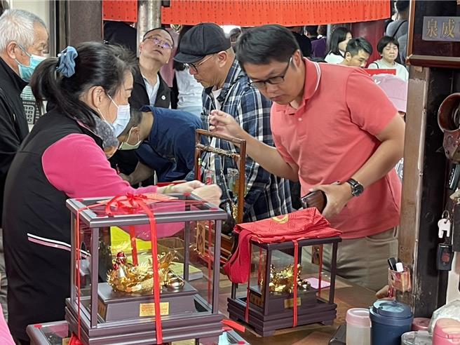 信眾到竹山紫南宫参拜，除了借还发财金，也会求祈福金鸡（开运金鸡）回家供奉。（杨静茹摄）