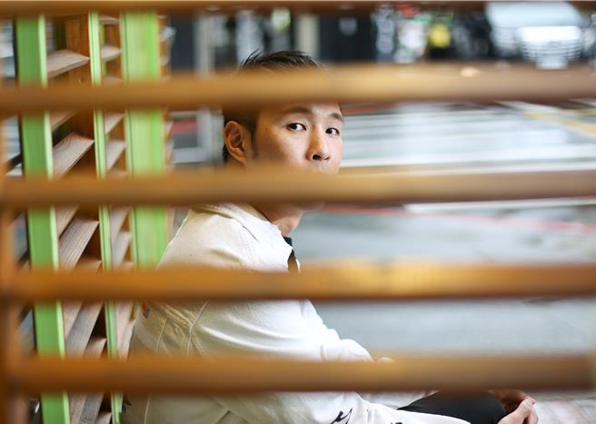 陳威全入行20年，音樂路走來艱辛仍堅持到底。（陳俊吉攝）