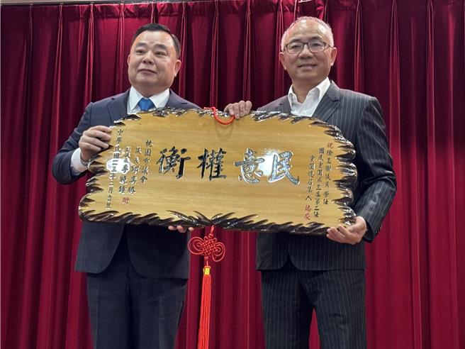 议长邱奕胜颁匾额给新任总召徐玉树。（蔡依珍摄）