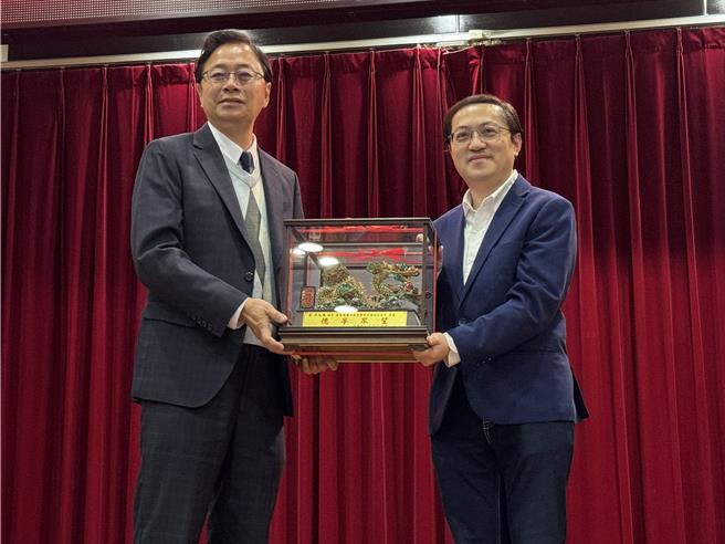 市长张善政讚卸任总召梁为超，笑言他「退一半」仍担任副召。（蔡依珍摄）