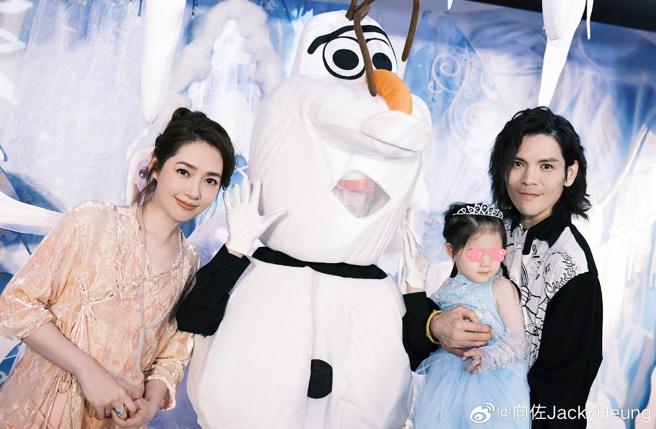 向佐日前分享和郭碧婷與孩子去法國豪華滑雪場的影片。（圖／微博）