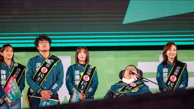 民进党不分区立委提名人、律师陈俊翰(右二)于11日不幸逝世。图为2024大选期间，陈俊翰及其他不分区提名人出席造势活动。(翻摄自郭昱晴脸书)