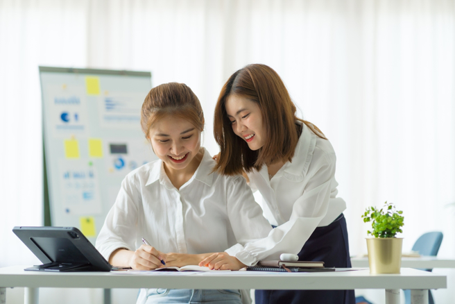 天秤、雙子、雙魚、射手4星座懂得與人相處，能在人際關係左右逢源，處處遇到貴人。（示意圖：shutterstock／達志）