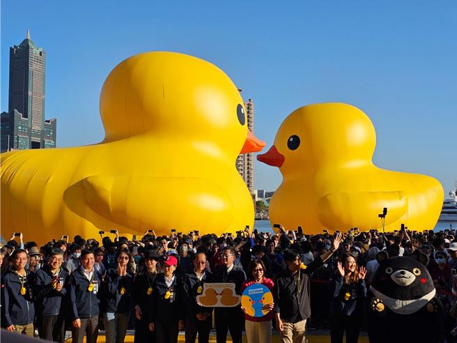 「黄色小鸭动态展演」全球首例，2月14日情人节吸引万人朝圣争相与小鸭合影。（柯宗纬摄）