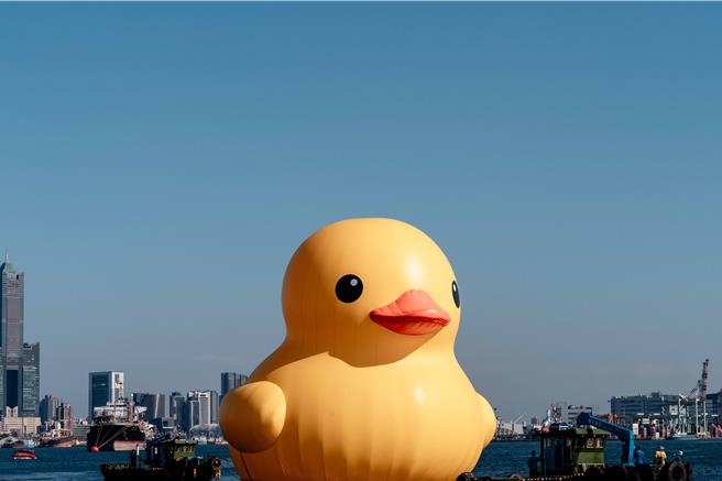 黄色小鸭慢游高雄湾。（高市观光局提供）
