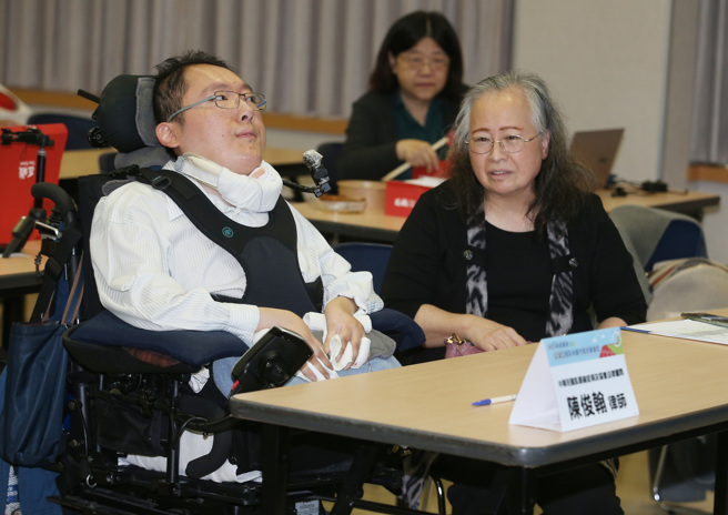 图为中华民国肌萎缩症病友协会法律顾问陈俊翰律师（左）和母亲（右）1月30日出席「和时间赛跑，认识SMA脊髓性肌肉萎缩症」记者会。（资料照/姚志平摄）