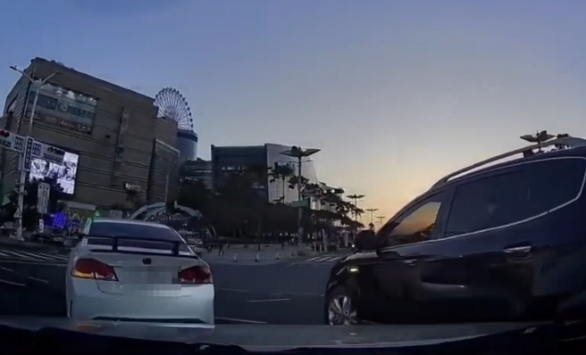 有驾驶日前行经高雄梦时代附近时，因狂按喇叭逼退想插队左转的车辆，最终他也被前车驾驶大大的比讚。（图／翻摄自脸书八卦村 - 行车纪录器影片上传中心）