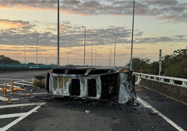 国道3号屏东段崁顶出口匝道15日惊传火烧车，警消扑灭火势后发现车内有1具的遗体，但烧到面目全非无法确认身分。（警方提供／谢佳潾屏东传真）