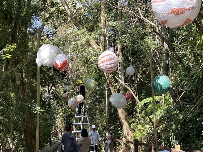 2024埔里森林逐燈祭將於17日開鑼，工作人員緊鑼密鼓進行場地佈置。（楊靜茹攝）