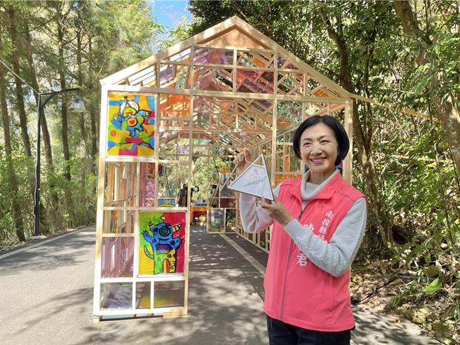 埔里森林逐燈祭在17日開幕、24日元宵節，埔里鎮公所各發送500個限量小提燈供民眾DIY。（楊靜茹攝）