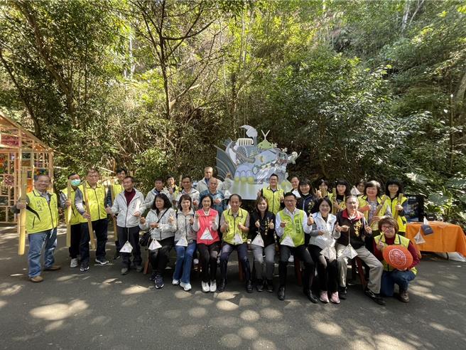 「2024埔里森林逐燈祭」宣傳記者會，埔里鎮長廖志城、南投縣議員陳宜君、蘇昱誠、埔里鎮民代表及里長共襄盛舉。（楊靜茹攝）