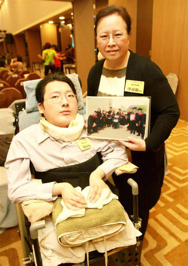 陈俊翰（左）克服疾病的艰难，当年自美国哈佛法学研究所学成归国，和妈妈一起开心合影留念。（资料照，赵双杰摄）