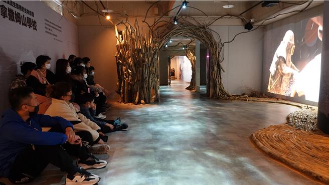 获得灵鹫山全国普仁奖的学童及家属观看大洪水来袭的影片，为参与式策展工作营揭开序幕。（世界宗教博物馆提供）