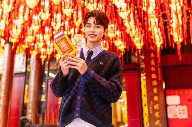 王品澔日前到台北天后宮拜拜點燈。（羅永銘攝；服裝提供：Lacoste）