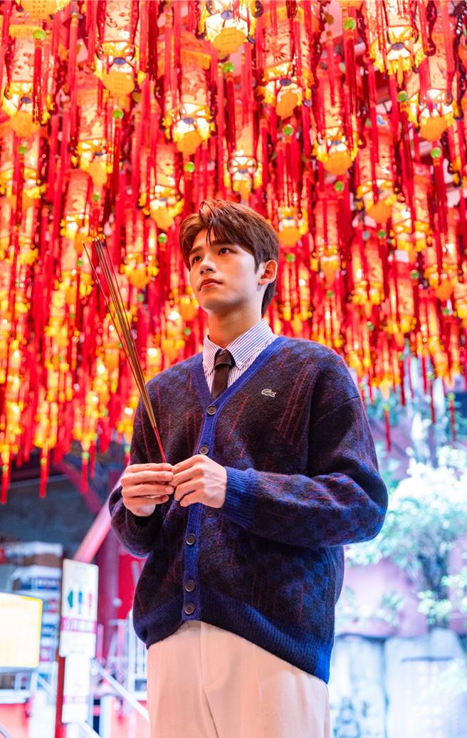 王品澔日前到台北天后宮拜拜點燈。（羅永銘攝；服裝提供：Lacoste）