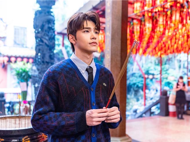 王品澔日前到台北天后宮拜拜祈福。（羅永銘攝；服裝提供：Lacoste）