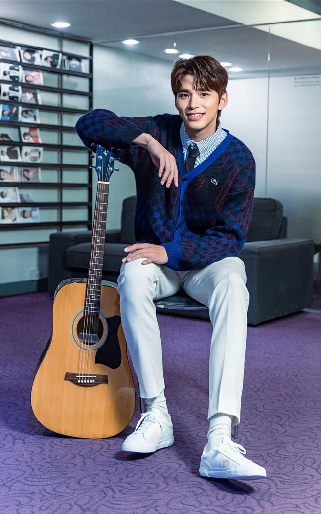 王品澔最近正在勤練吉他才藝。（羅永銘攝；服裝提供：Lacoste）