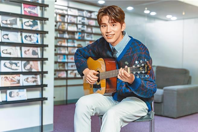 王品澔最近正在勤練吉他才藝。（羅永銘攝；服裝提供：Lacoste）