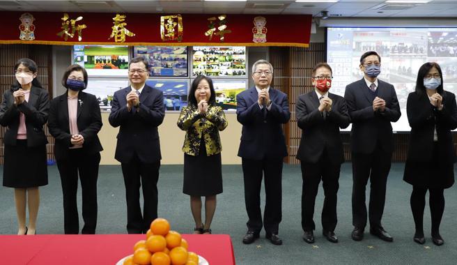 土地银行于初六（15日）举办新春团拜活动，土地银行董事长谢娟娟、总经理何英明偕同各单位主管视讯连线至各营业单位。（图／土地银行）