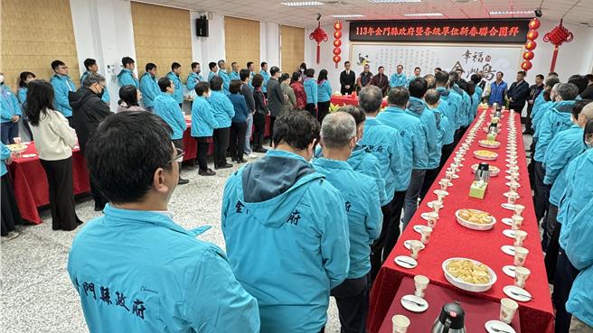 金門縣政府新春聯合團拜活動，近百位參與的府內、外同仁相互拜年、互道新年快樂！(于家麒攝)