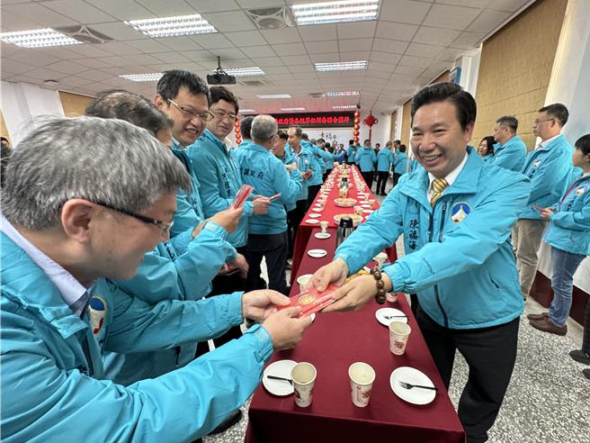 金門縣長陳福海(右前)新春聯合團拜活動中發放福袋祝福大家好運攏來，現場滿溢新春歡樂喜氣。(于家麒攝)