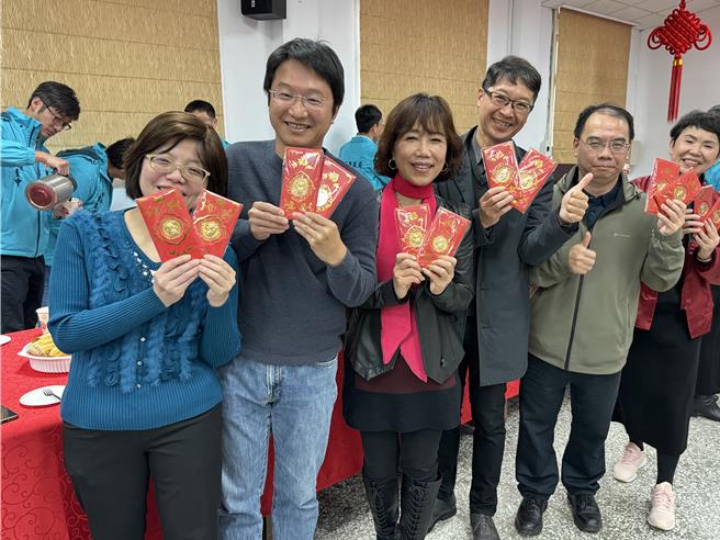 金門地區各國小校長開心展示縣長陳福海發送的開運福袋，祝福大家好運攏來！(于家麒攝)