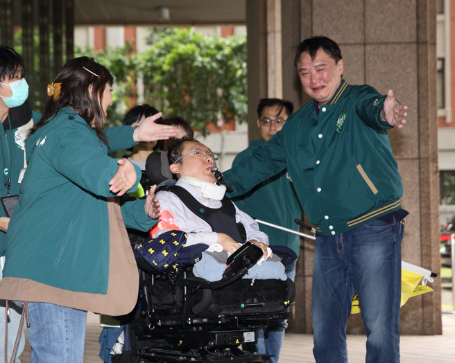 民进党不分区立委被提名人、身障律师陈俊翰（中）于春节期间离世，享年40岁。（资料照／张铠乙摄）