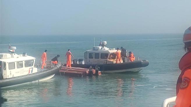 金门海域14日发生陆籍渔船因拒检逃窜不慎翻覆，导致4人落海，造成2死。（海巡署金马澎分署提供／林雅惠传真）