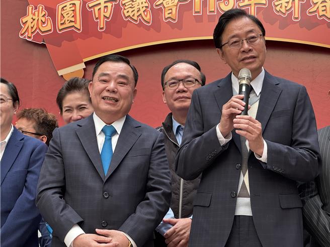 桃園市議會15日新春團拜，議長邱奕勝和市長張善政齊聚一堂，展現了府會的團結和決心。（蔡依珍攝）