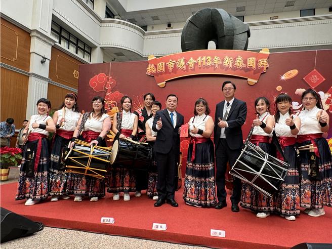 桃園市議會15日新春團拜，議長邱奕勝和市長張善政齊聚一堂，展現了府會的團結和決心。（蔡依珍攝）