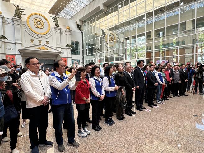 桃園市議會15日新春團拜，不分黨派議員齊聚一堂。（蔡依珍攝）