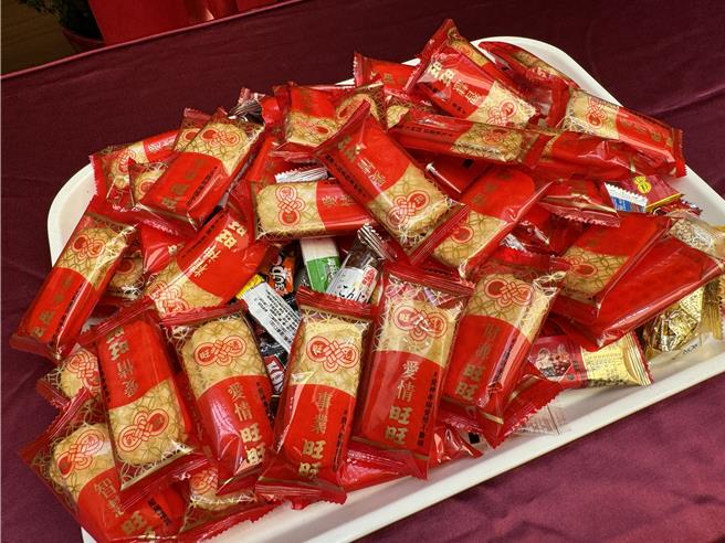 桃園市議會15日新春團拜，放上旺旺仙貝期許新的一年事事旺旺。（蔡依珍攝）