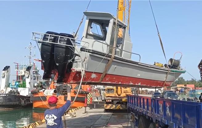 海巡署今日下午出動起重機，將翻覆的陸籍快艇吊起進行勘驗，結果發現該快艇配有「雙舷外機」的超強馬達，比一般船舶速度更快，裝備了得。（圖／民眾提供）