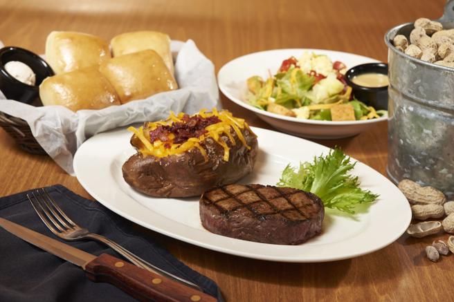 德州鲜切牛排的火烤德州牛排6盎司将自20日起祭出500元的优惠价。（开展餐饮集团提供）