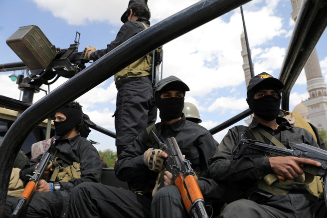 叶门沙那，青年运动武装人员站立于巡逻车后方。（图／路透社）