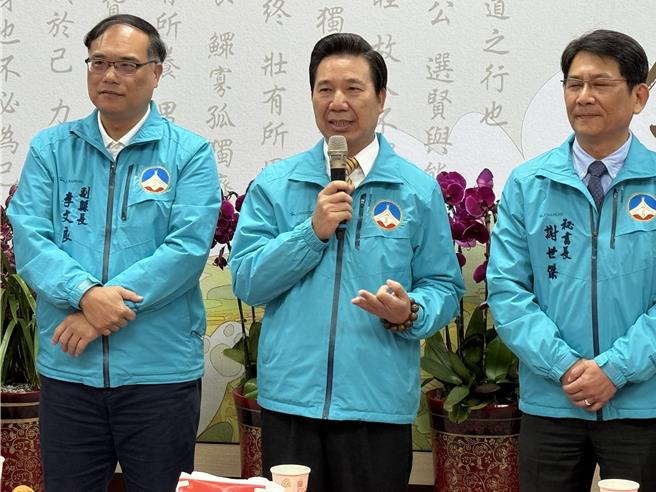 金门县长陈福海(中)稍早在其个人脸书发文表示，已指示副县长李文良(左)针对14日大陆籍渔船越界捕鱼遭驱离酿2渔工溺毙案，统筹对接相关事宜。(于家麒摄)