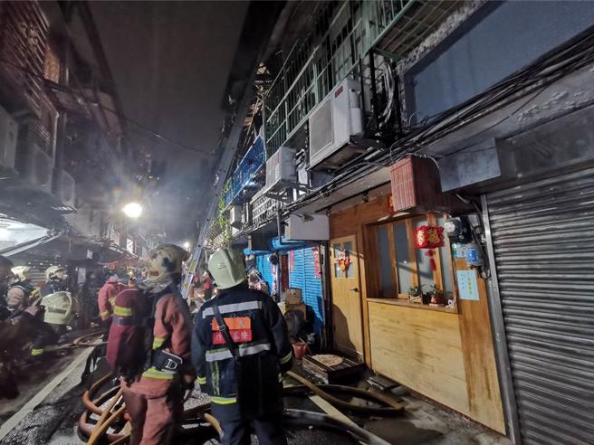 今15日晚间23时许，新北市三重文化北路发生一起住宅火警。（新北市消防局提供／张铠乙新北传真）