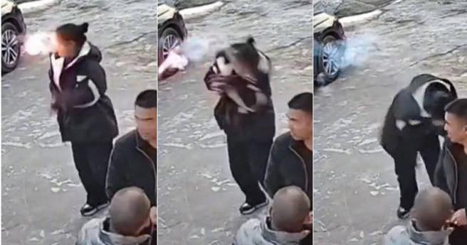 大陸一名女子突遭飛來的衝天炮射中眼睛，痛得她立刻彎腰直摀眼睛。（圖／翻攝自微博／百姓關注）