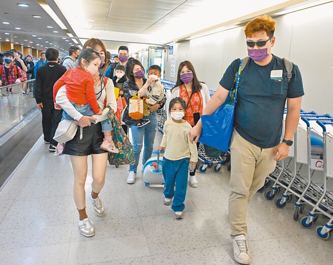 春節到越南富國島旅遊遭丟包的台灣旅客於13、14日陸續返台。14日回台的林先生表示，後續處理的部分希望旅行社能給承諾，畢竟感覺像被詐欺。（陳麒全攝）