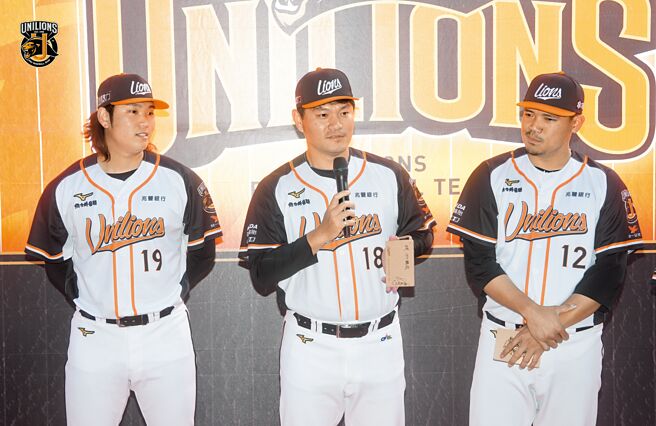 統一獅14日在台南棒球場舉行開訓典禮，老將潘威倫（中）今年也將是球員生涯最後一年，將繼續挑戰生涯150勝里程碑。（毛琬婷攝）