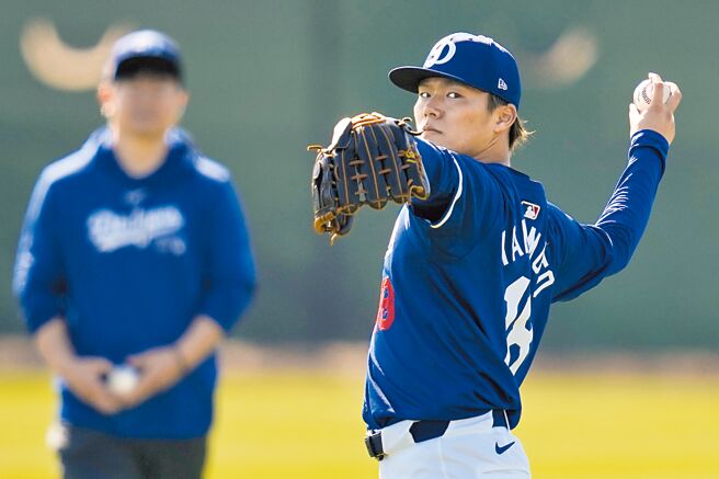 山本由伸的投球动作令新东家道奇的教练、队友惊艳不已。（美联社）