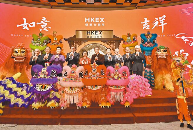 港交所14日舉行慶賀新春開市儀式。港交所主席史美倫（左五）表示，香港市場基本面依然強勁，相信宏觀環境改善將令投資者回流。（中新社）