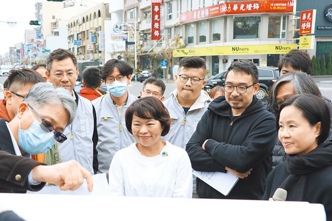 嘉義市政府團隊就道將圳水綠廊道營造計畫方案簡報，市長黃敏惠（前排中）與徵選小組專家聆聽。（嘉義市政府提供／廖素慧嘉市傳真）